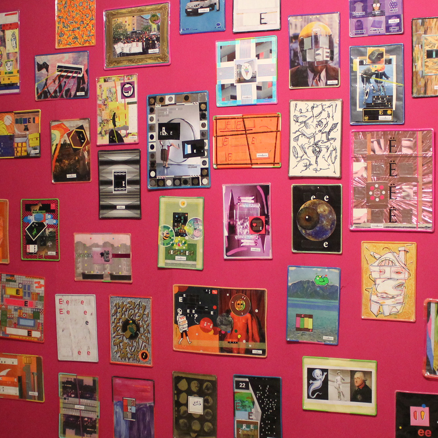 viele bilder auf pinker Wand